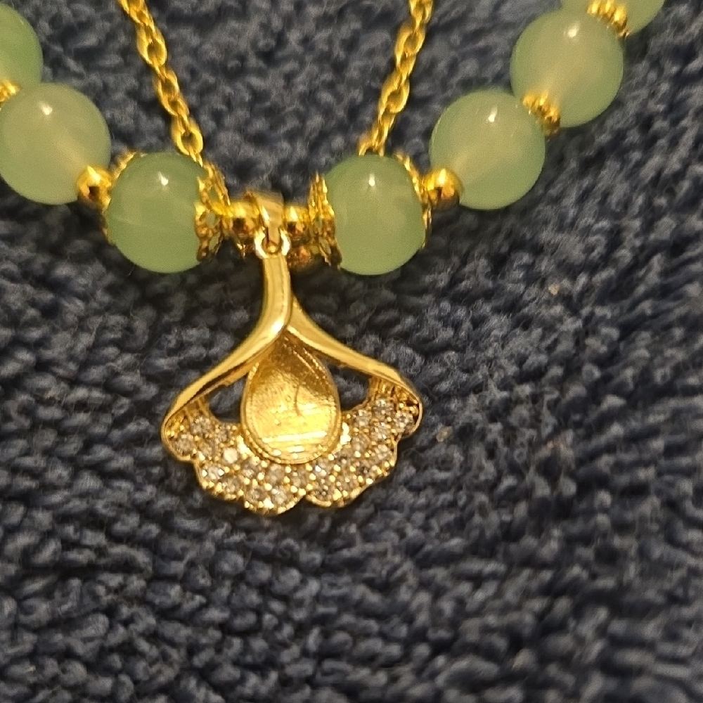 Elegant Gold and Jade Beaded Bracelet - Picture 2 of 3